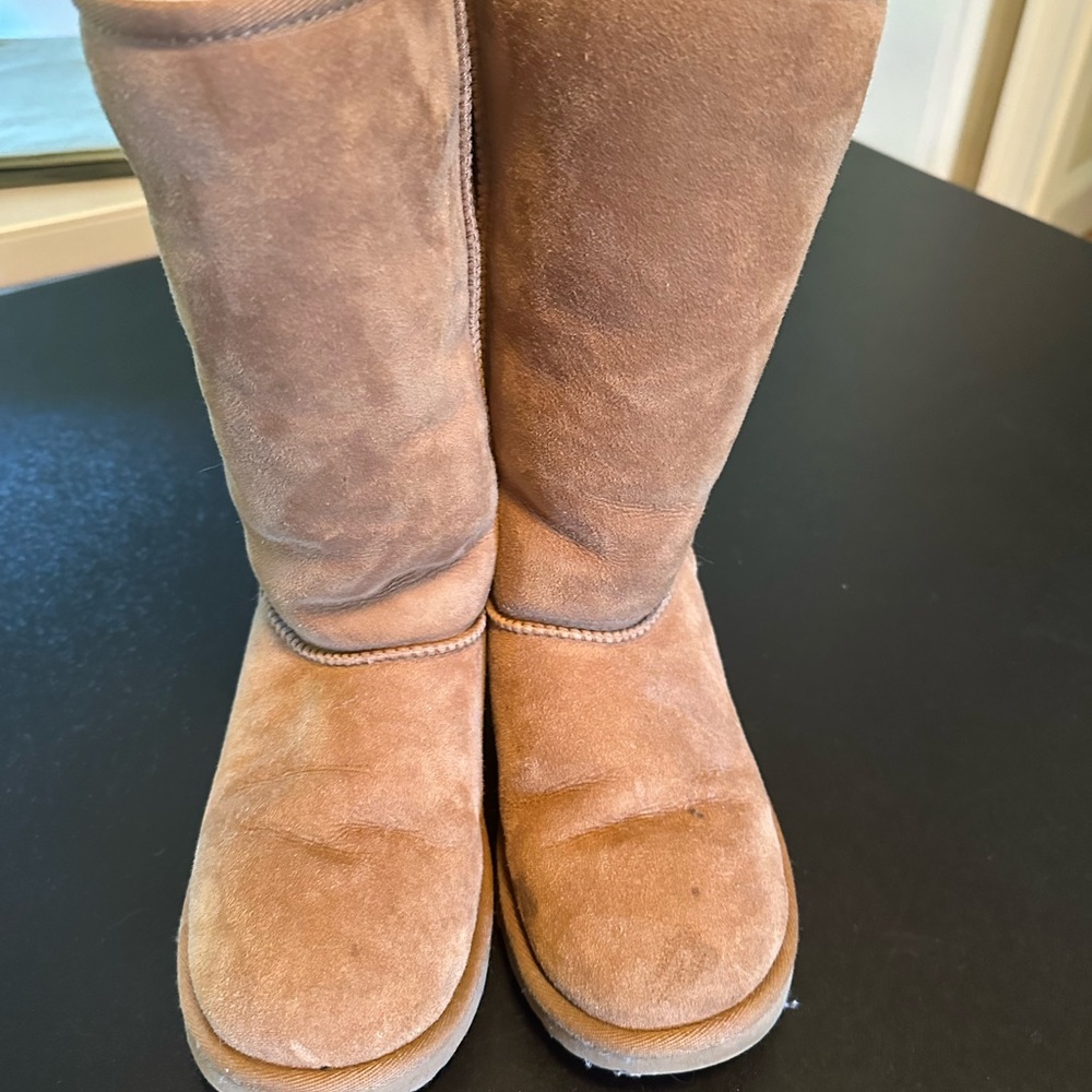 UGG Kids size 6 - worn & well loved, great for outdoor play & keeping feet warm.